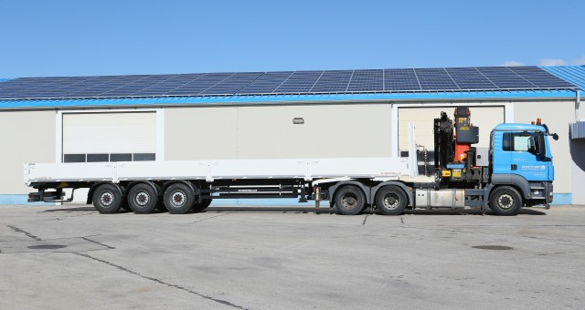 Sattelzug gerade mit Kran 